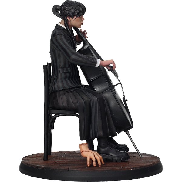 Wednesday Figur mit Cello